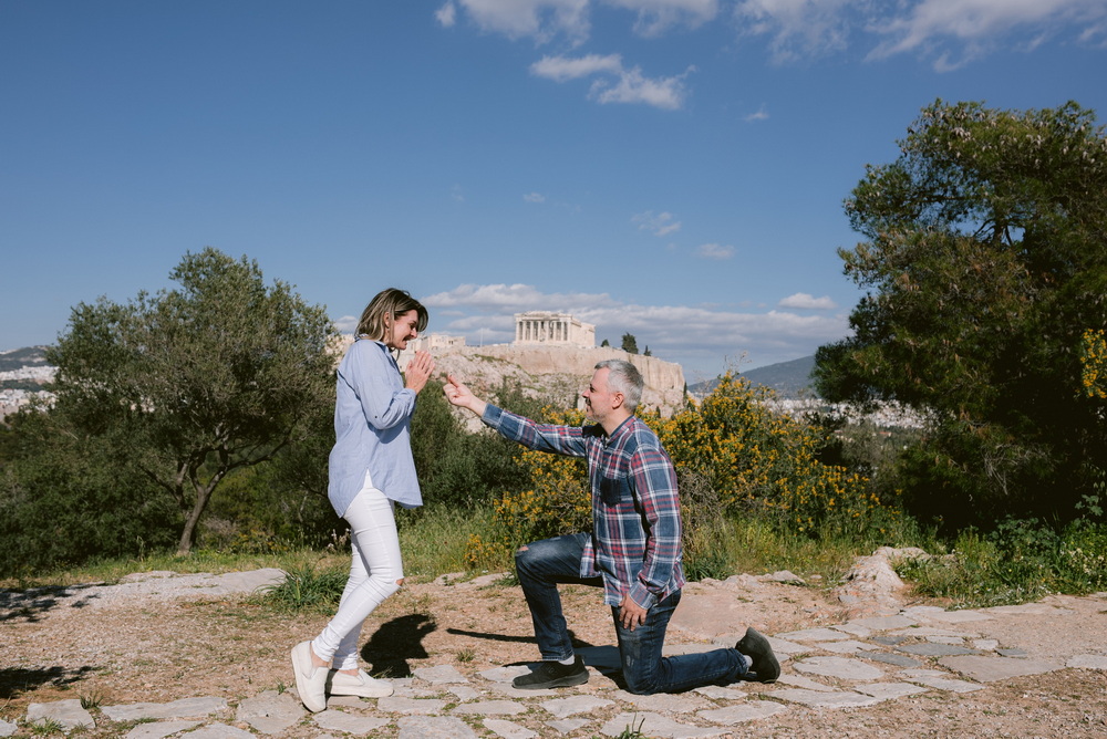 Photo shooting, of a couple in Anafiotika - Plaka, Acropolis