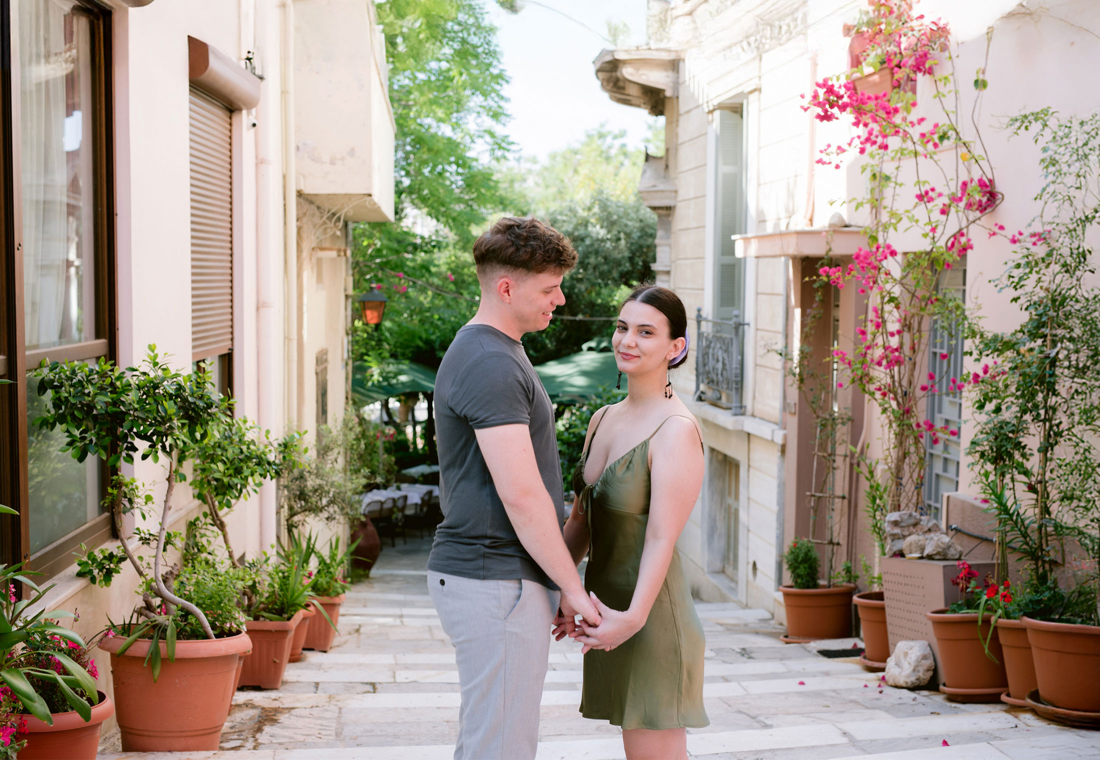 Photo shooting, of a couple in Anafiotika - Plaka, Acropolis